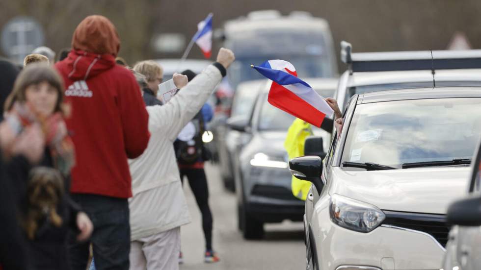 Des convois anti-passe vaccinal se dirigent vers Paris, Macron appelle "au plus grand calme"