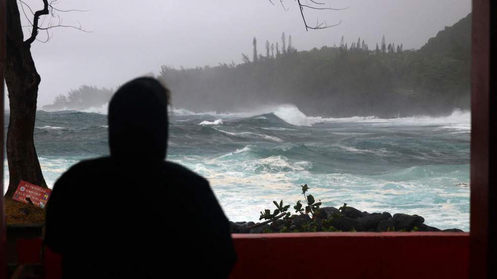 Le cyclone Emnati frôle l'île de La Réunion, l'alerte rouge levée