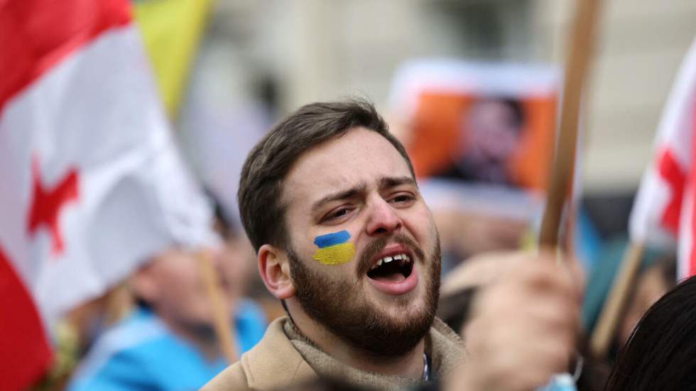 À Paris, manifestation contre l'invasion de l'Ukraine devant l'ambassade de Russie