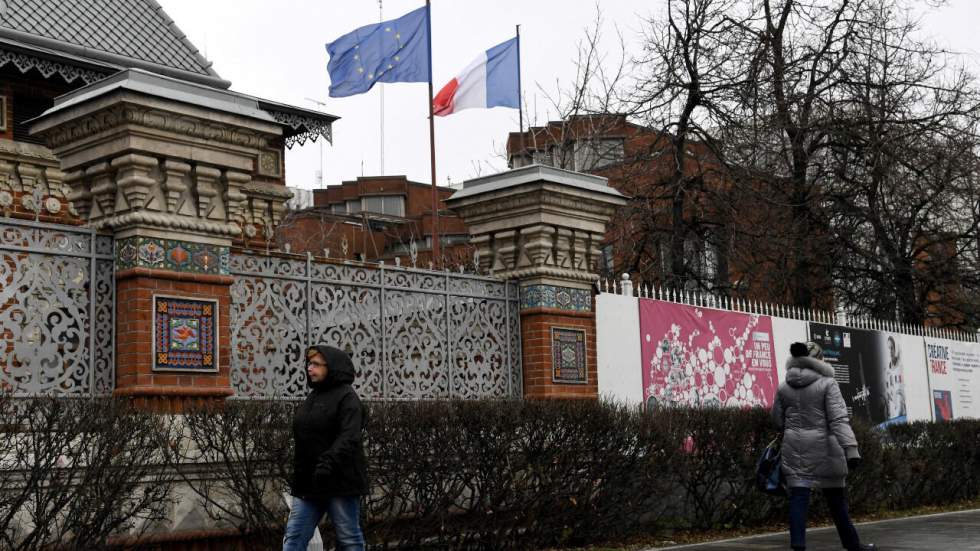 Paris recommande aux Français "dont la présence n'est pas essentielle" de quitter la Russie