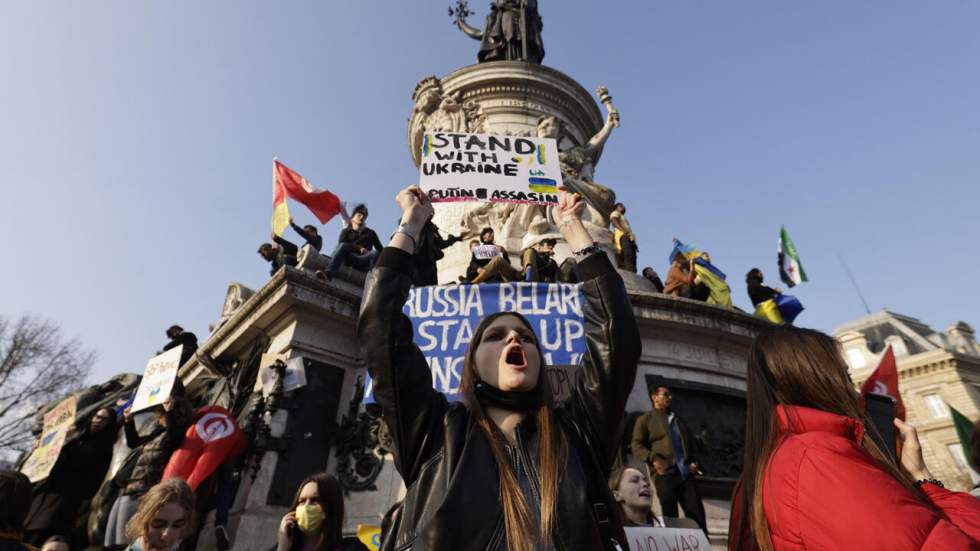 "Sauvez l'Ukraine" : plus de 40 000 manifestants en France contre l'invasion russe