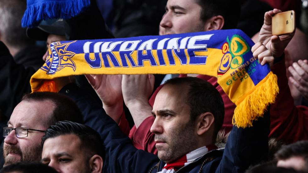 En images : en jaune et bleu, le sport rend hommage à l'Ukraine