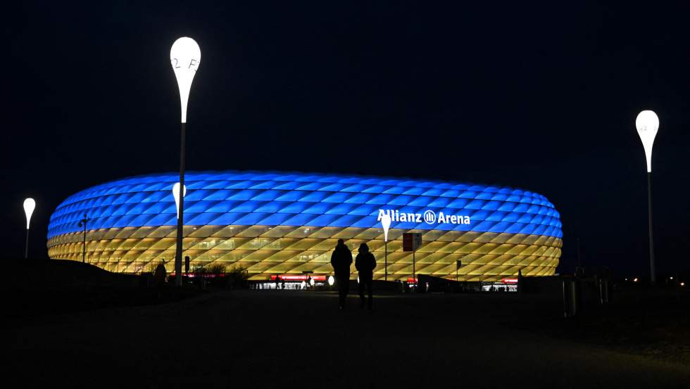 En images : en jaune et bleu, le sport rend hommage à l'Ukraine