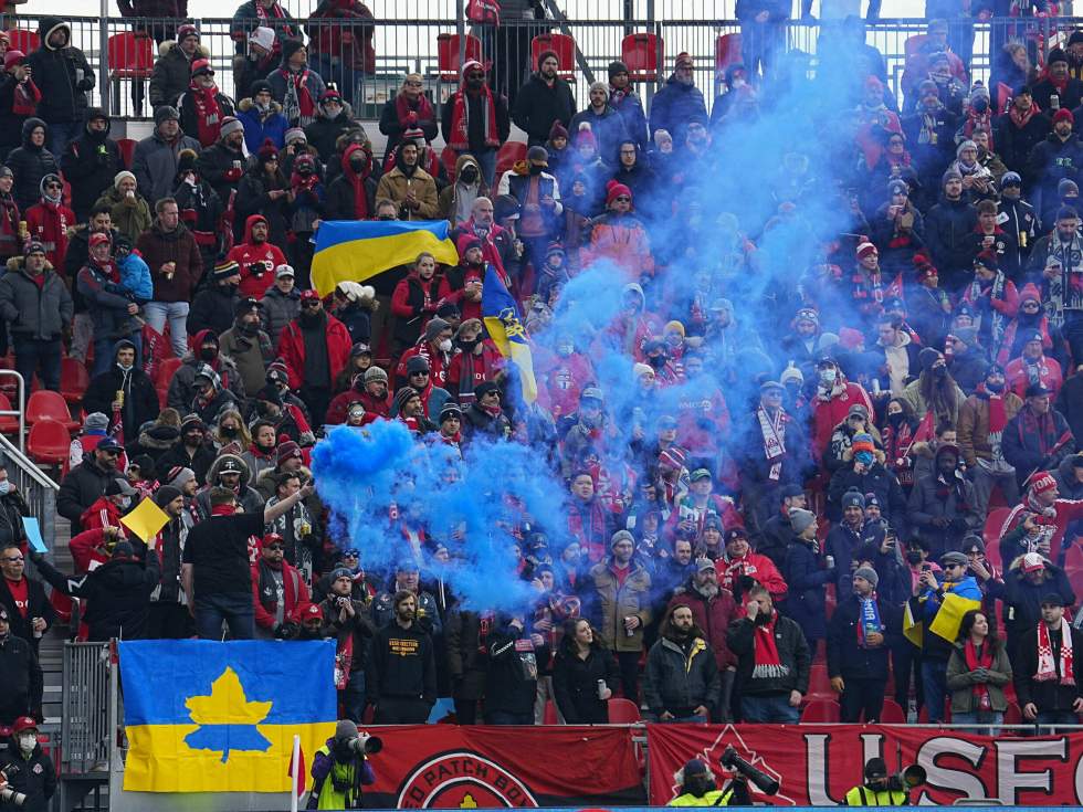 En images : en jaune et bleu, le sport rend hommage à l'Ukraine