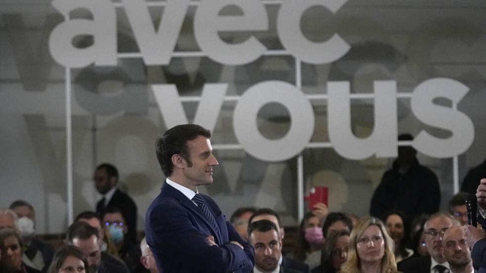 Entre campagne électorale et Ukraine, Emmanuel Macron sur le fil du "en même temps"