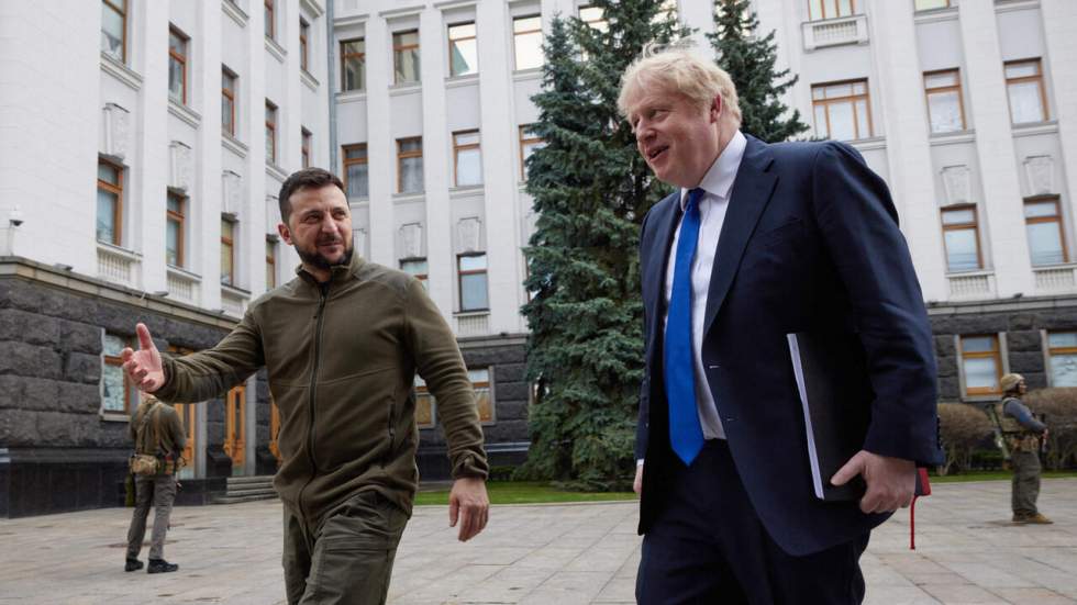 Boris Johnson promet à l'Ukraine des blindés et des missiles antinavires