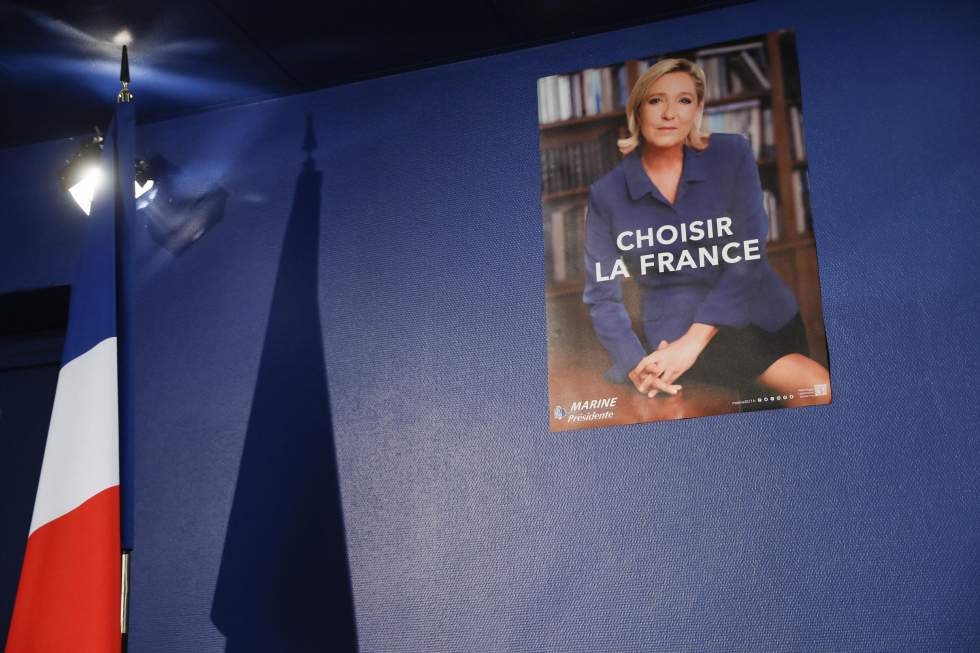 La nouvelle affiche de Marine Le Pen, ou les faux-semblants de la com' de l'extrême droite La nouvelle affiche de Marine Le Pen, ou les faux-semblants de la com' de l'extrême droite