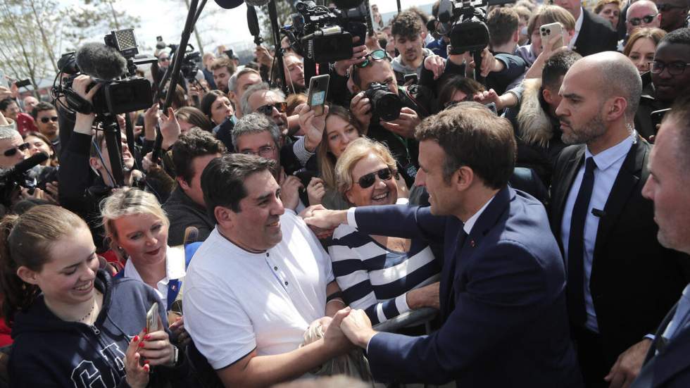Comment Emmanuel Macron cherche à se construire une "image de proximité" sur le terrain Comment Emmanuel Macron cherche à se construire une "image de proximité" sur le terrain