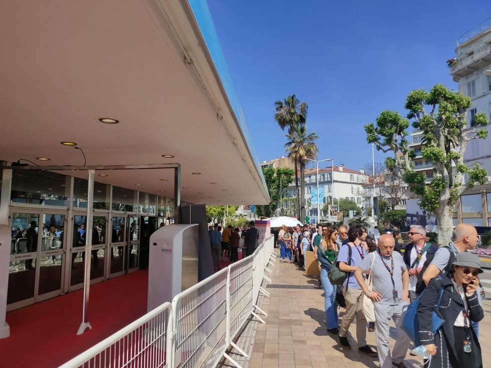 Coup d'envoi du Festival de Cannes dans une ambiance de fête et d'espoir