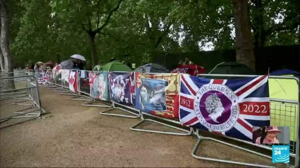 Royaume-Uni : pour le jubilé de la reine, des millions d'euros dépensés en souvenirs royaux
