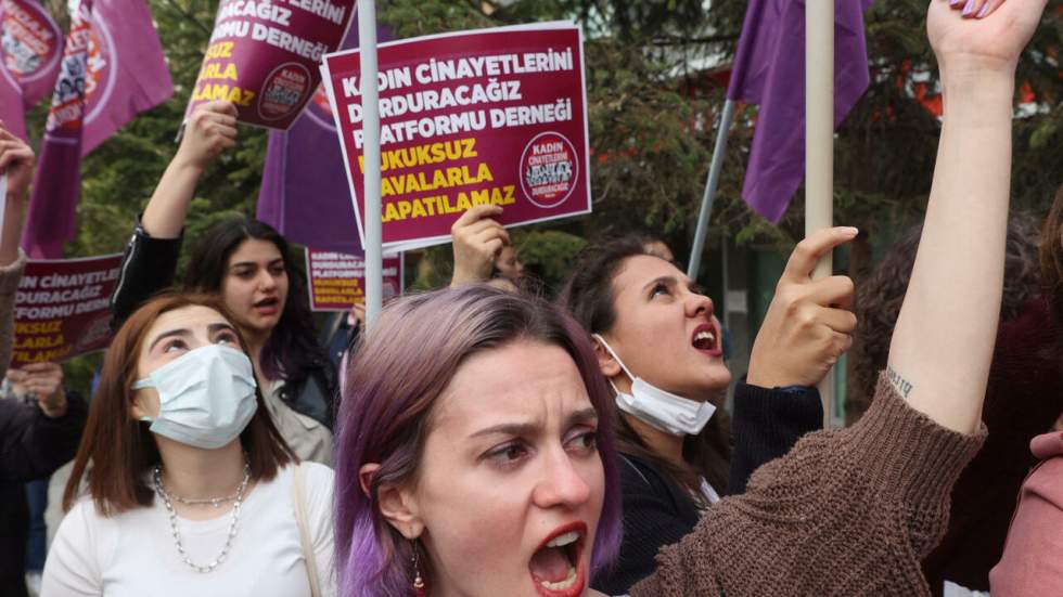 En Turquie, des femmes manifestent avant l'ouverture du procès d'une ONG féministe