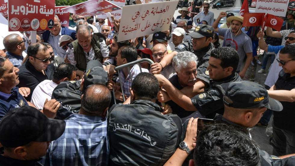 Tunisie : heurts lors d'une manifestation contre le référendum à Tunis