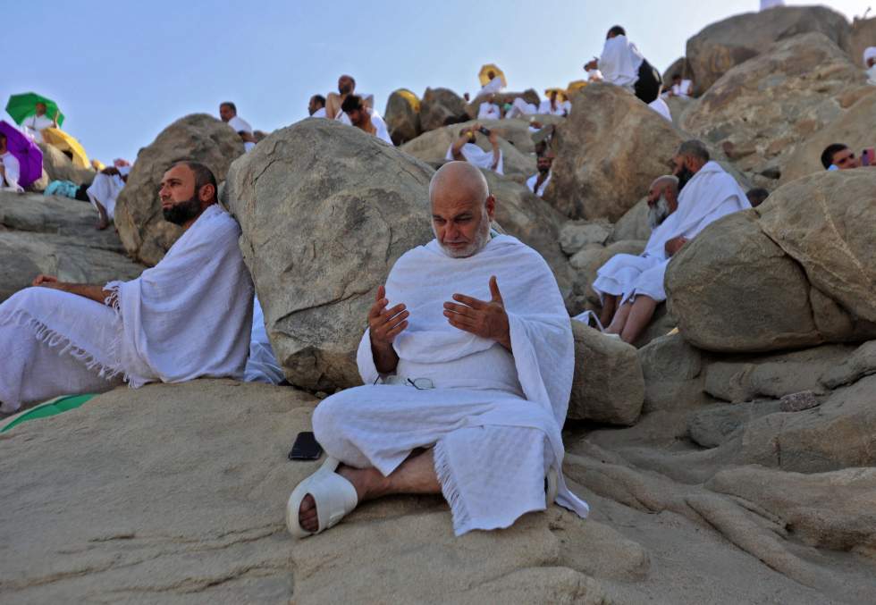 En Arabie saoudite, les pèlerins du hajj prient sur le mont Arafat