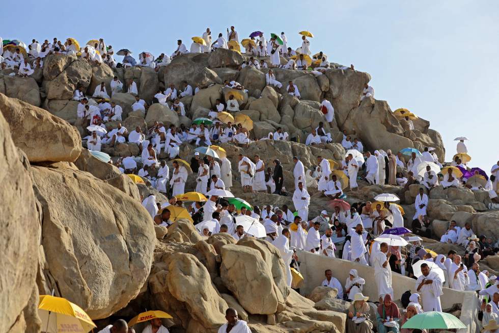 En Arabie saoudite, les pèlerins du hajj prient sur le mont Arafat