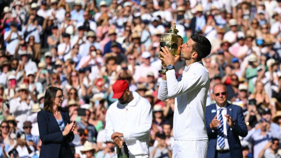 Tennis : Novak Djokovic remporte Wimbledon et son 21e titre du Grand Chelem