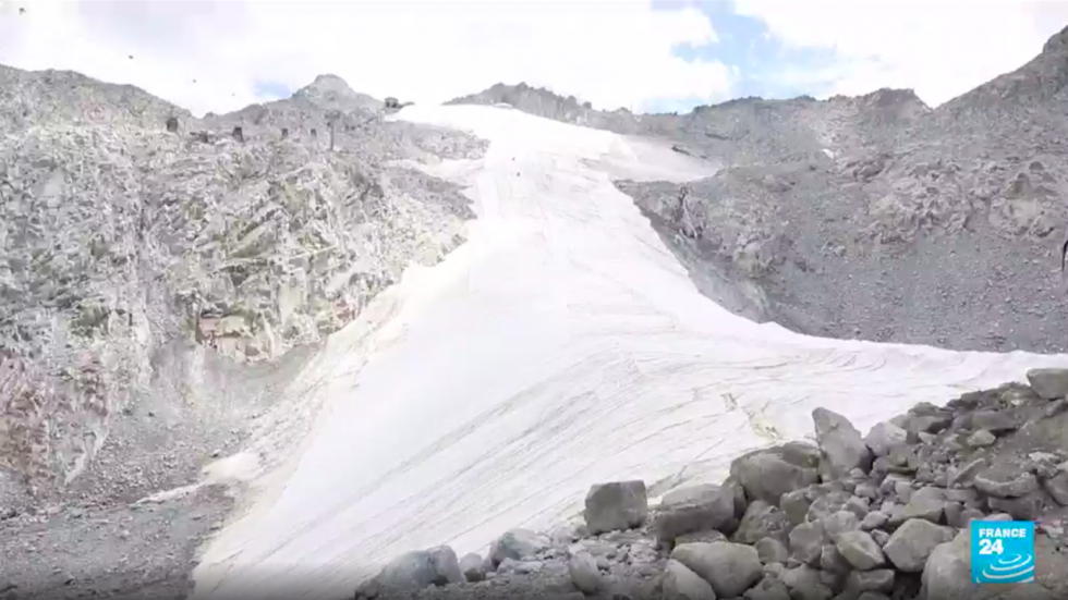 Italie : une toile pour protéger le glacier de Presena contre le réchauffement climatique Italie : une toile pour protéger le glacier de Presena contre le réchauffement climatique