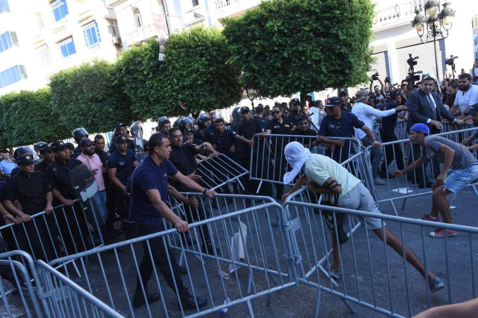 Référendum en Tunisie : "On refuse de voter pour une Constitution écrite par un seul homme"