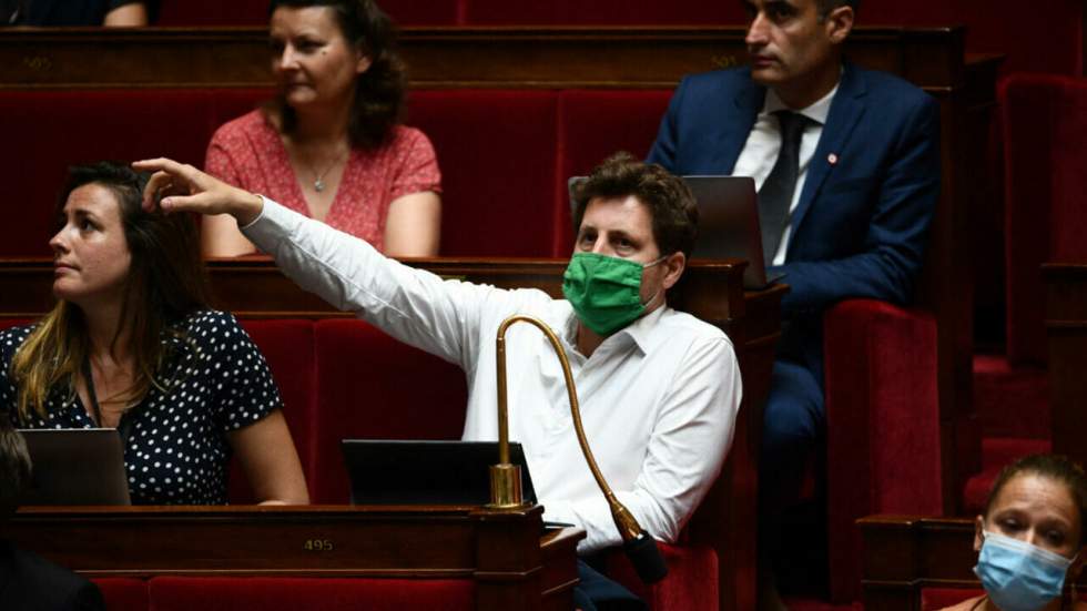 À l'Assemblée, les députés s'écharpent au sujet de leur tenue vestimentaire À l'Assemblée, les députés s'écharpent au sujet de leur tenue vestimentaire