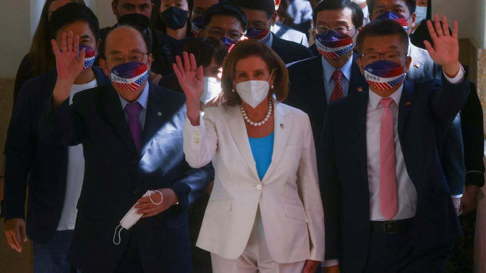 Devant le Parlement à Taïwan, Nancy Pelosi plaide pour la "paix dans la région"