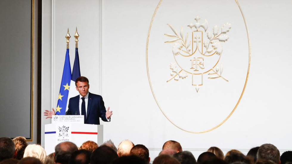 Devant les diplomates, Macron défend sa réforme controversée et le dialogue avec la Russie