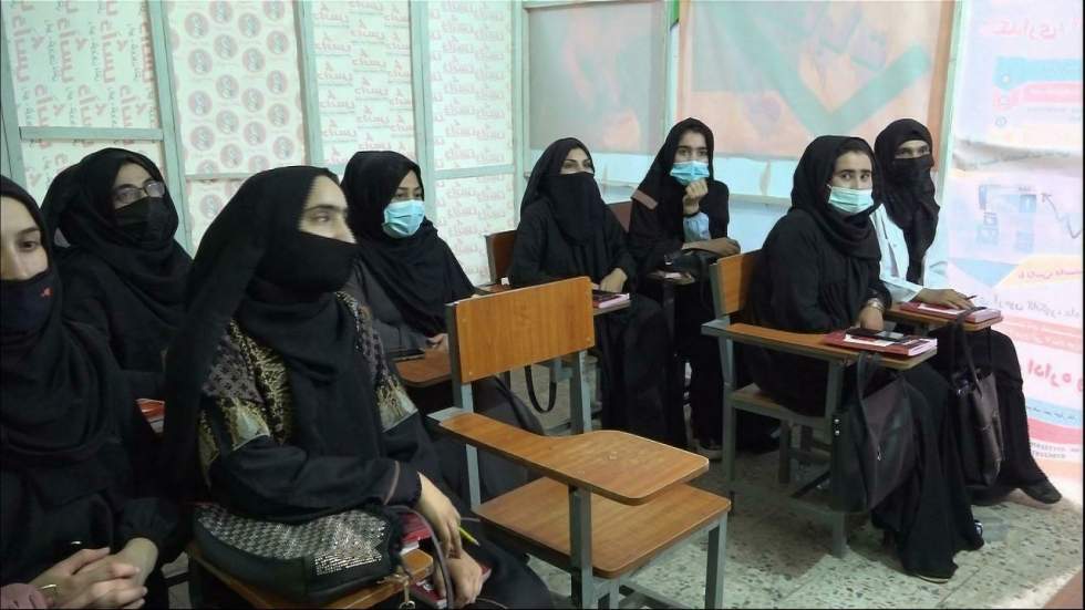 Afghanistan : une radio-école clandestine diffuse des cours pour les filles qui en sont privées Afghanistan : une radio-école clandestine diffuse des cours pour les filles qui en sont privées