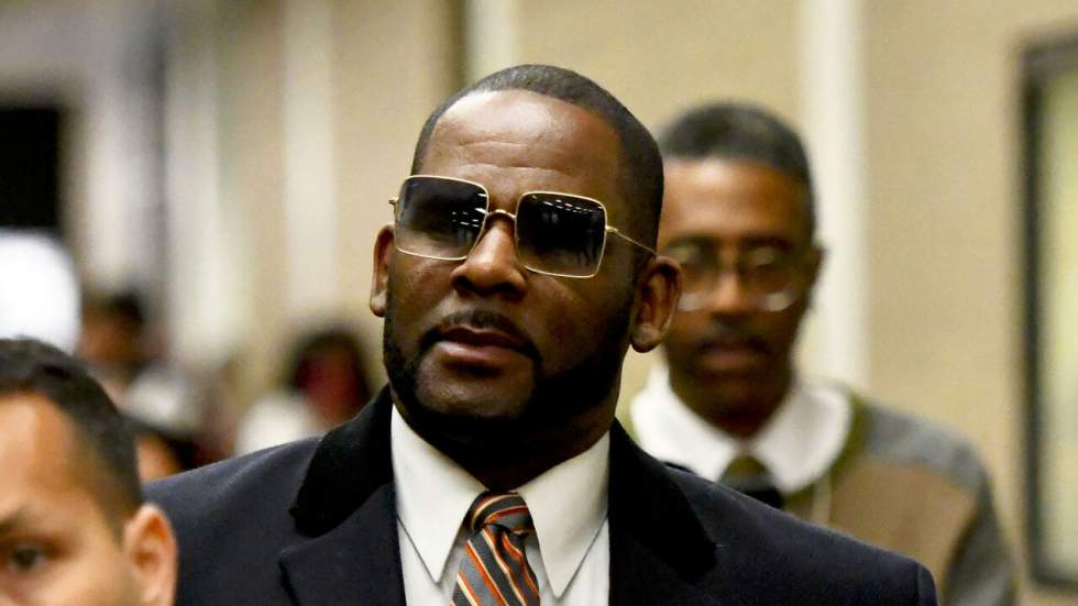 Aux États-Unis, le chanteur R. Kelly jugé coupable de pédopornographie