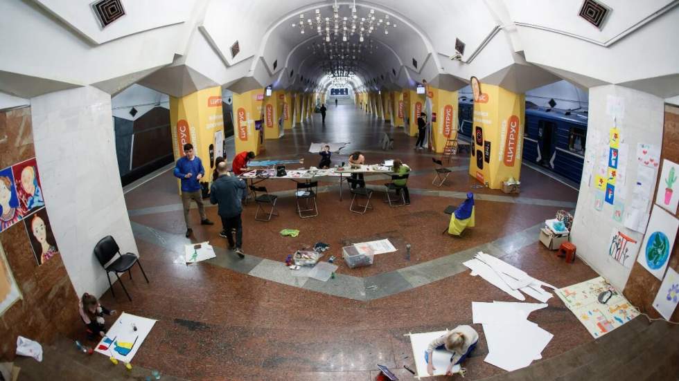 "Sous terre et sur terre" : à Paris, les enfants ukrainiens exposent leur guerre