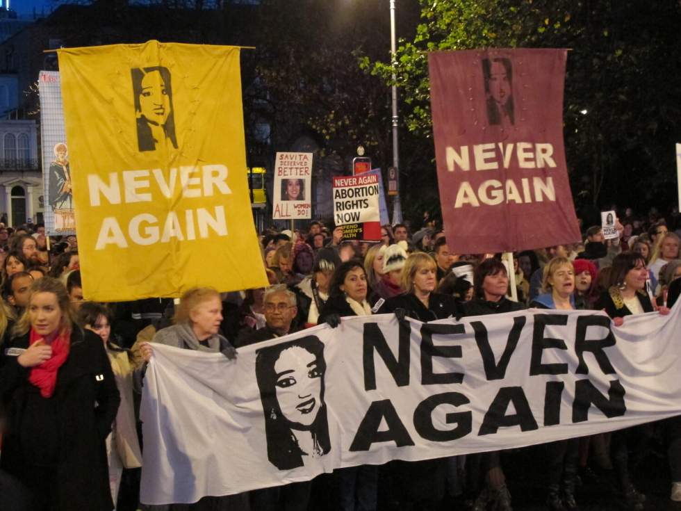 Les Irlandaises rouvrent le débat sur l’avortement, 10 ans après la mort de Savita Halappanavar