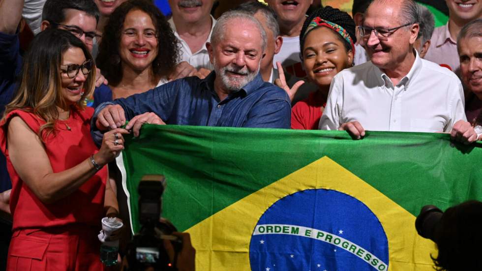 Après la courte victoire de Lula, le "camp de la démocratie" entre soulagement et inquiétude