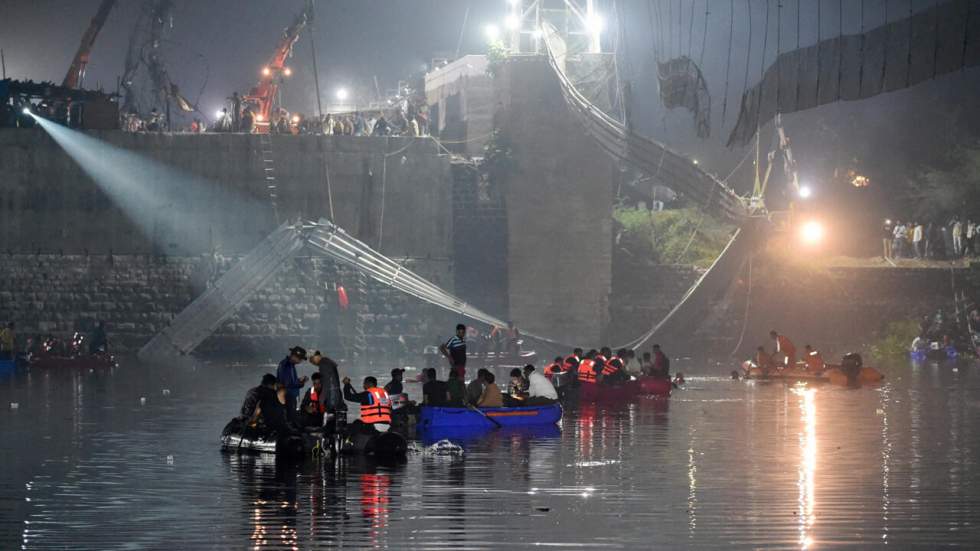 Inde : plusieurs arrestations en lien avec l'effondrement du pont suspendu qui a fait 130 morts Inde : plusieurs arrestations en lien avec l'effondrement du pont suspendu qui a fait 130 morts