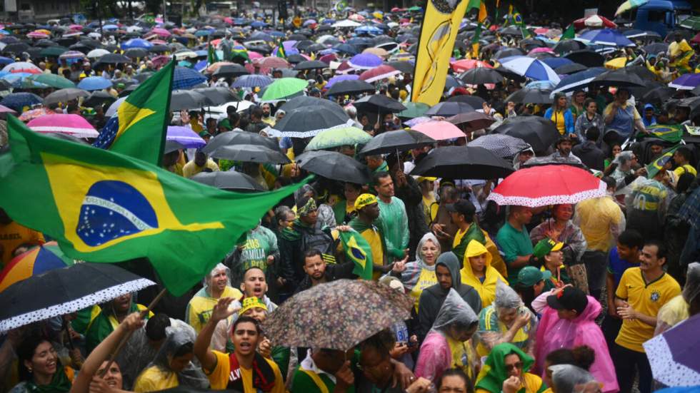 Au Brésil, des manifestants pro-Bolsonaro réclament l'intervention de l'armée Au Brésil, des manifestants pro-Bolsonaro réclament l'intervention de l'armée