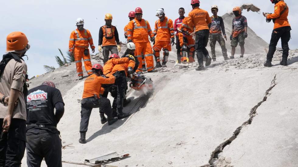 Séisme en Indonésie : les secours recherchent des survivants, le bilan s'alourdit