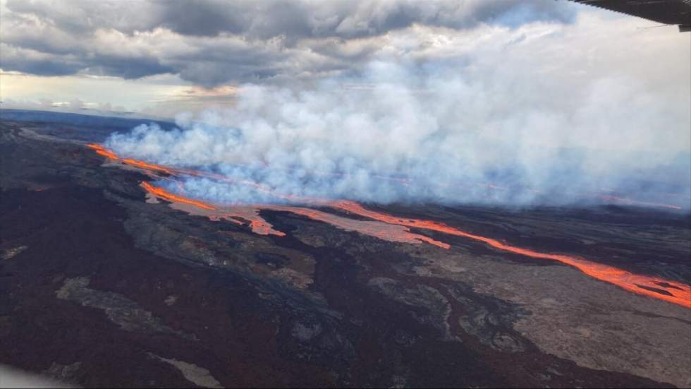 Le plus gros volcan actif du monde, le Mauna Loa, en éruption à Hawaï