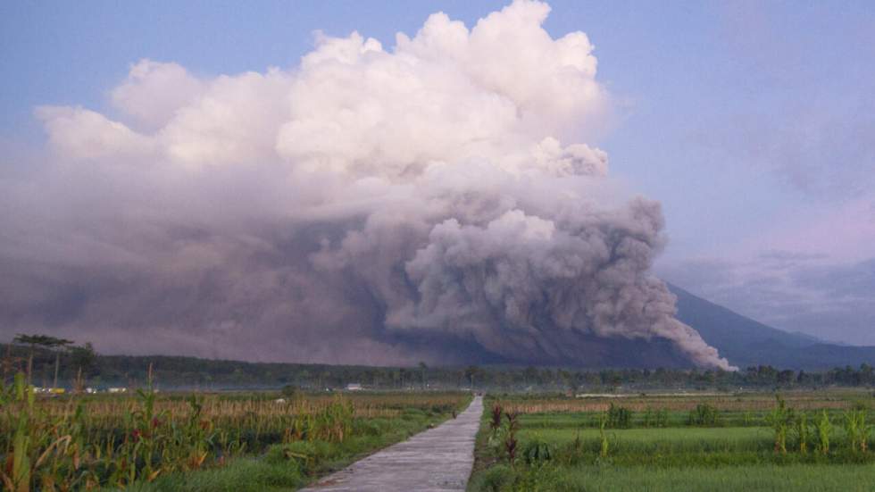 En Indonésie, l'éruption du volcan Semeru contraint près de 2 000 personnes à fuir