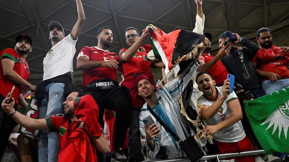 "Tout le monde est derrière nous" : l'union sacrée derrière le Maroc avant la demi-finale historique "Tout le monde est derrière nous" : l'union sacrée derrière le Maroc avant la demi-finale historique