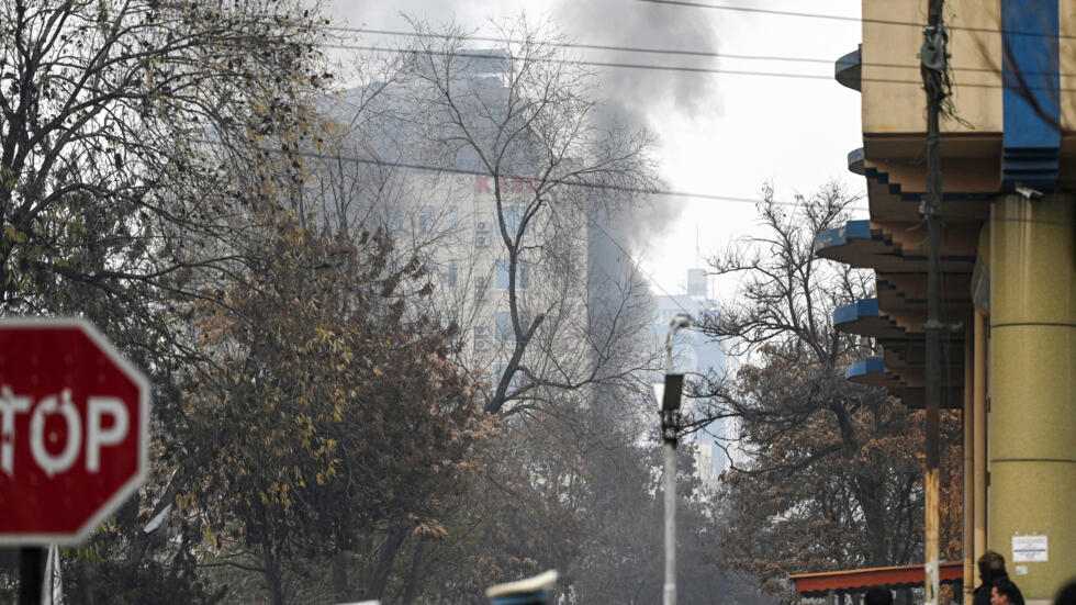 Afghanistan : un hôtel de Kaboul visé par une attaque du groupe État islamique Afghanistan : un hôtel de Kaboul visé par une attaque du groupe État islamique