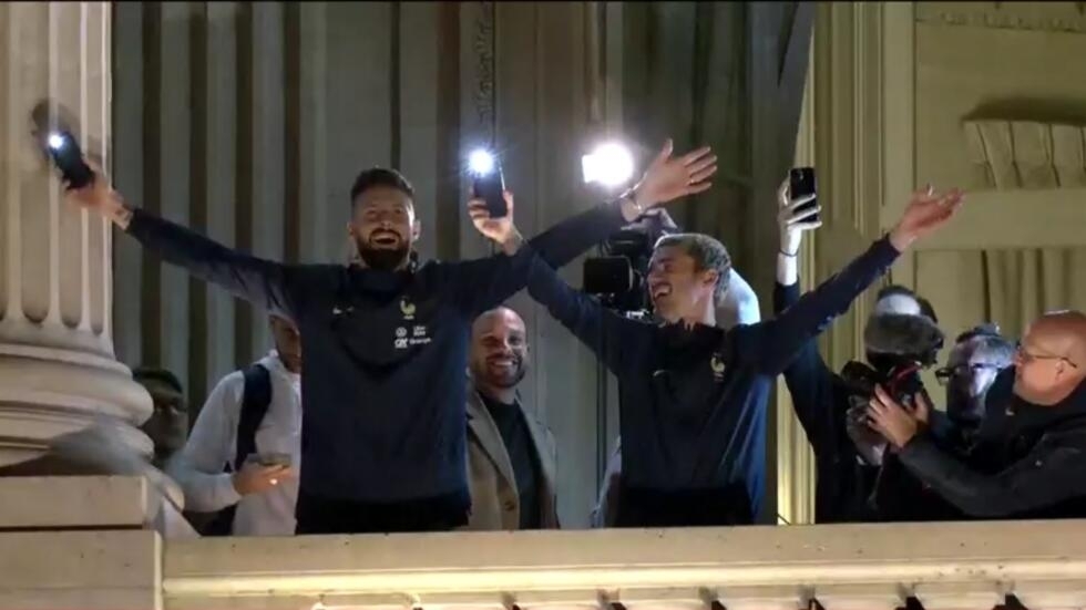 Les Bleus, vice-champions du monde, saluent leurs supporters place de la Concorde