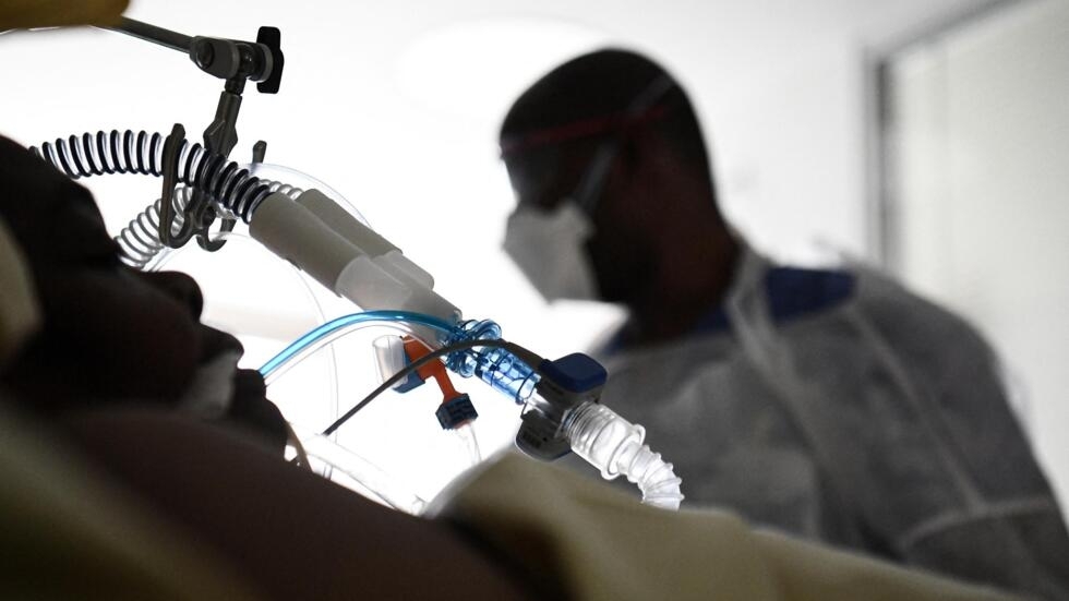 En France, l'exécutif veut créer une carte de séjour destinée aux professionnels de santé En France, l'exécutif veut créer une carte de séjour destinée aux professionnels de santé