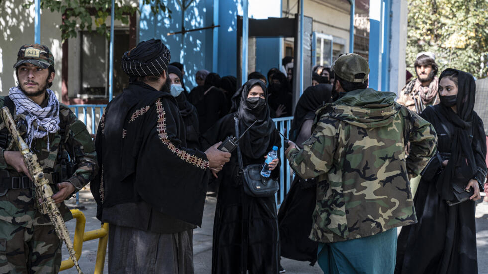 Les Afghanes interdites d'aller à l'université, les campus bloqués par des gardes armés