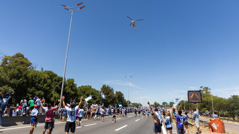 Célébrés à Buenos Aires, les champions argentins abandonnent le bus pour l'hélicoptère