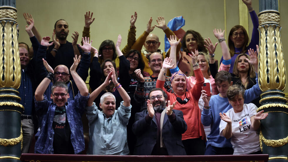 En Espagne, les députés adoptent un projet de "loi transgenre" controversé