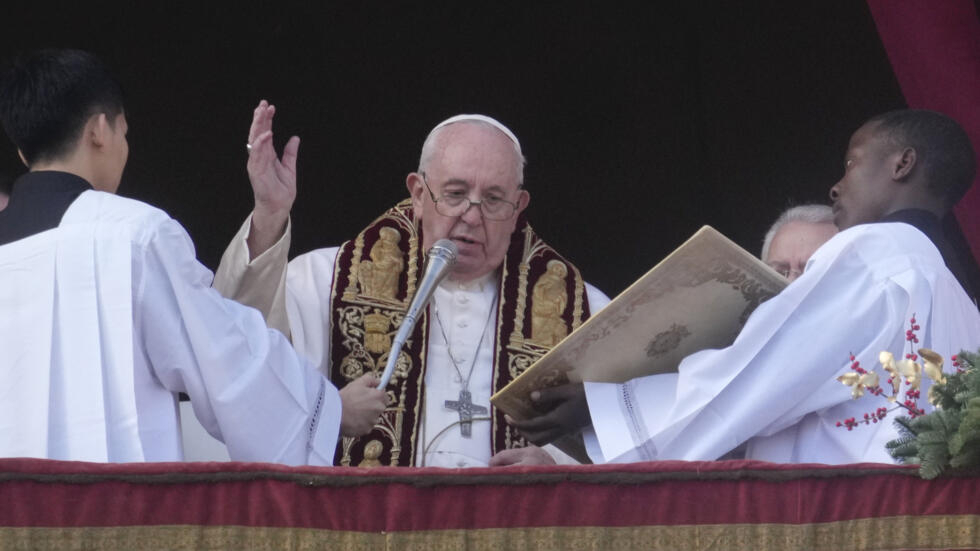 Le pape François condamne une "guerre insensée" en Ukraine dans sa bénédiction de Noël