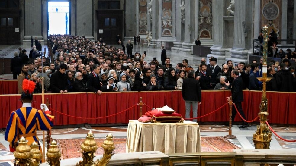 Une foule de fidèles à Saint-Pierre de Rome pour rendre un dernier hommage à Benoît XVI Une foule de fidèles à Saint-Pierre de Rome pour rendre un dernier hommage à Benoît XVI