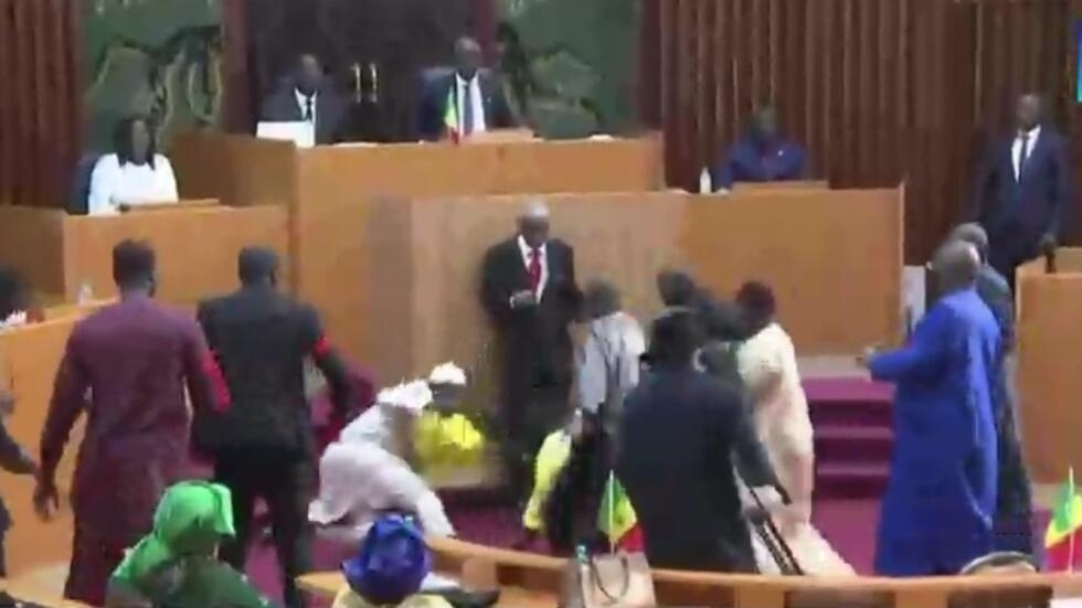 Au Sénégal, deux députés condamnés à six mois ferme pour des coups sur autre parlementaire Au Sénégal, deux députés condamnés à six mois ferme pour des coups sur autre parlementaire