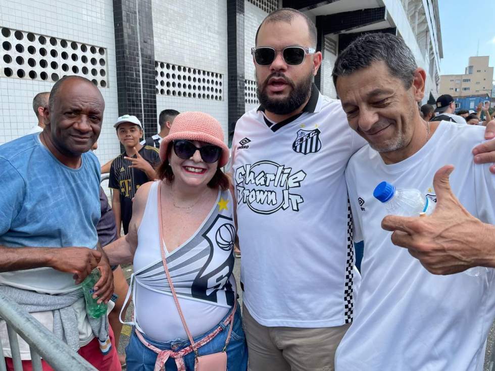 "Pelé est éternel" : des milliers de Brésiliens réunis à Santos pour veiller le "roi" "Pelé est éternel" : des milliers de Brésiliens réunis à Santos pour veiller le "roi"