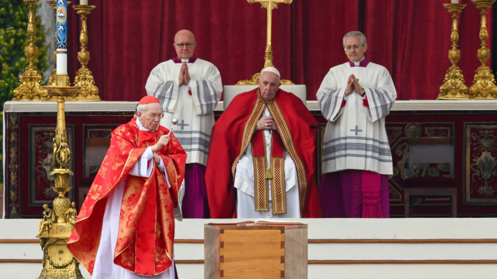 Les obsèques du pape émérite Benoît XVI se sont déroulées à Rome devant 50 000 fidèles