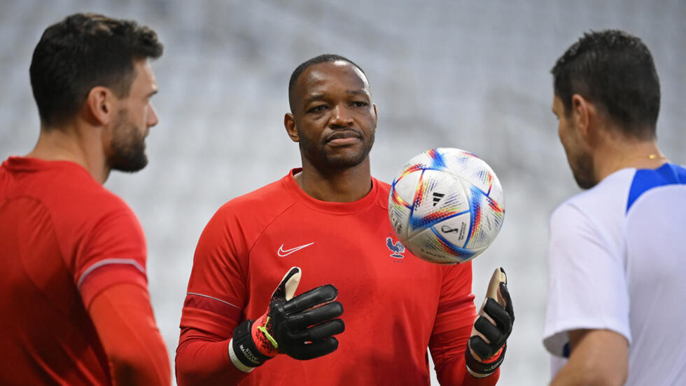 "Ça permet de boucler la boucle avec Hugo" : Steve Mandanda annonce sa retraite internationale