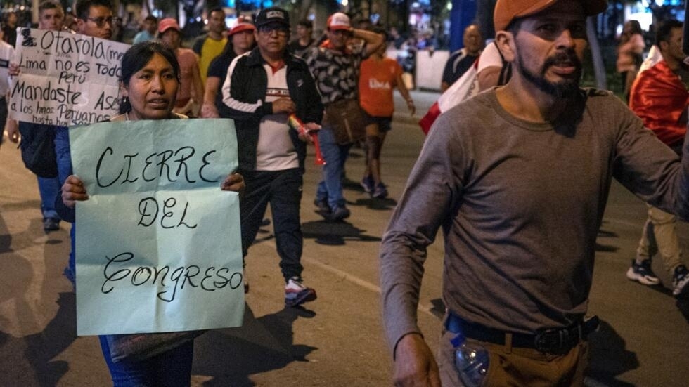 Pérou : des milliers de manifestants en route vers Lima malgré l'état d'urgence