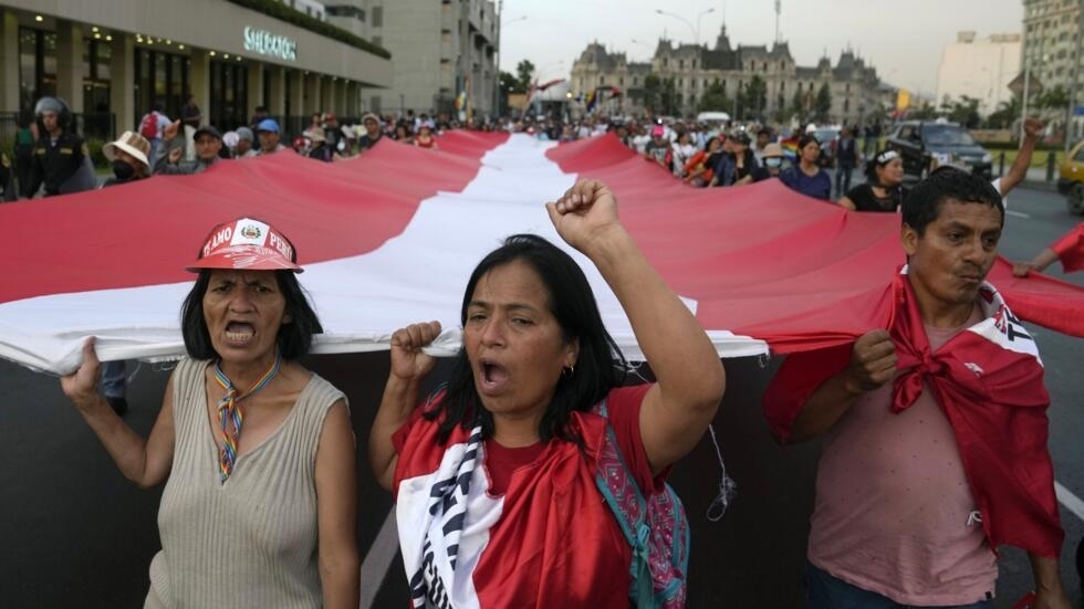 Pérou : des milliers de manifestants convergent vers Lima malgré l'état d'urgence