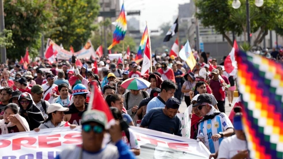 Pérou : violents heurts à Lima où défilent des milliers de manifestants